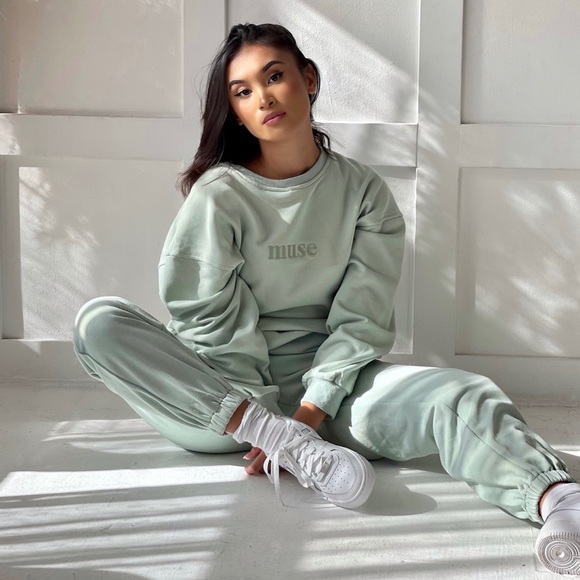 SAGE GREEN SWEATPANTS AND CREWNECK - Picture 4 of 6